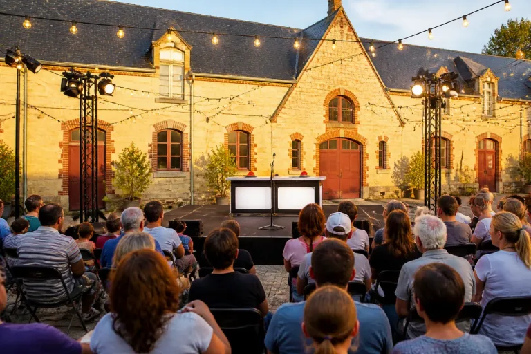 À Saint-Lô, le festival « Haras qui rit » met la jeunesse en scène avec les Inconnus revisités