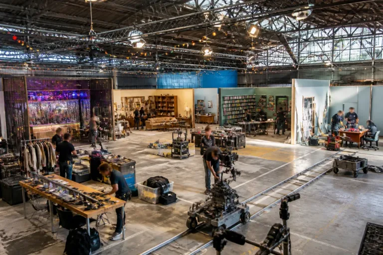 À Saint-Ouen, Michel Gondry installe une « usine » pour former des cinéastes amateurs
