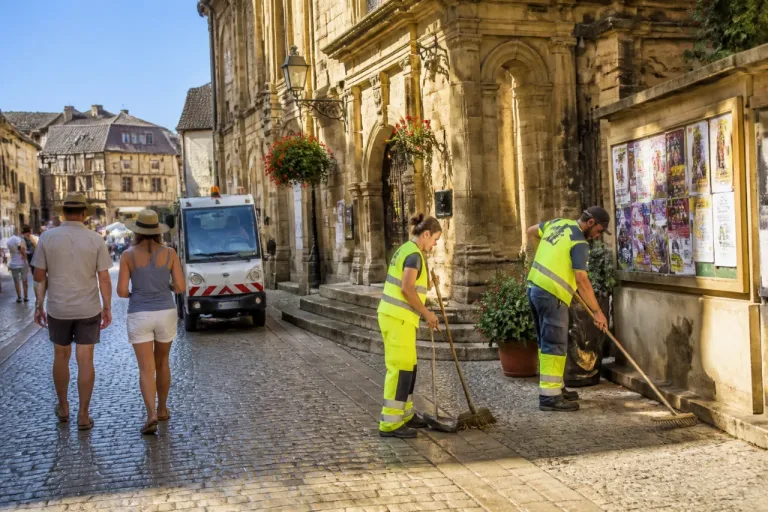 À Sarlat, Basile Fanier trace ses premiers pas : propreté, dialogue et événements au cœur du mandat