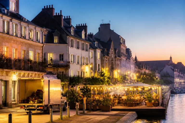 À Vannes, une guinguette suscite plaintes et tensions autour du port