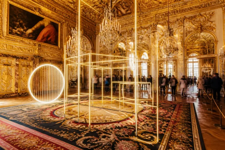 À Versailles, François Morellet installe néons et géométrie dans les salons royaux