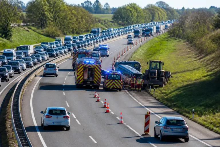 Accident sur l’A6 à Guillon-Terre-Plaine : cinq personnes légèrement blessées, circulation ralentie