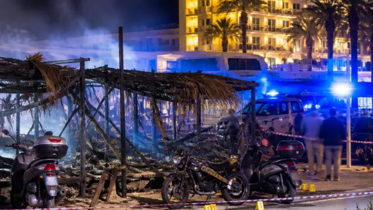 Ajaccio : une paillote détruite par un incendie criminel sur la route des Sanguinaires