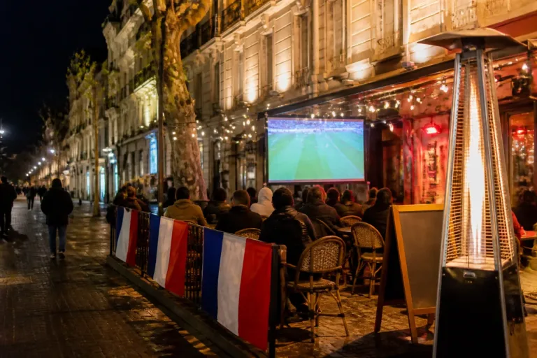 Angers autorise la diffusion en terrasse du match France–Paraguay ce samedi