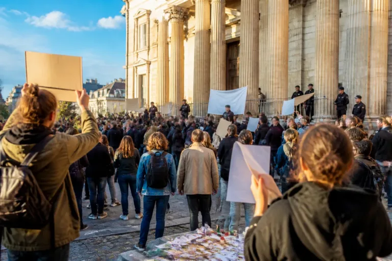 Angers : plus de 300 personnes rassemblées devant le tribunal pour réclamer plus de protection pour l’enfance