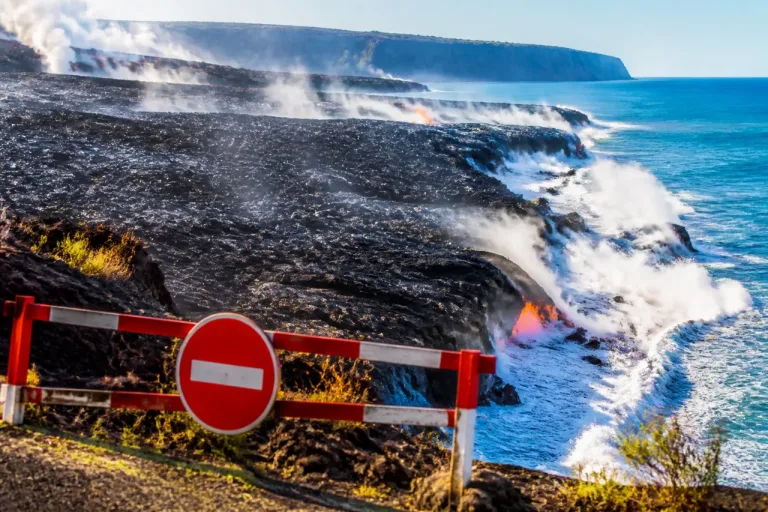 Après l’éruption, une langue de lave gagne sur l’océan : un nouveau rivage fragile est né