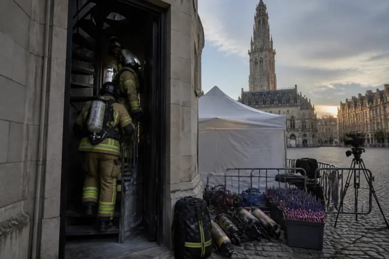 Arras: au beffroi, les pompiers calquent leur geste pour l’hommage du 11-Septembre