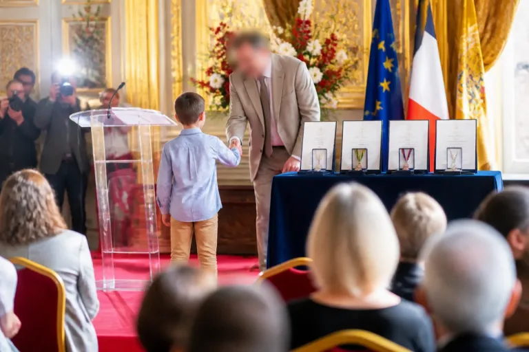 Arras : Gabin, 9 ans, distingué au beffroi après avoir sauvé sa sœur et leur chien