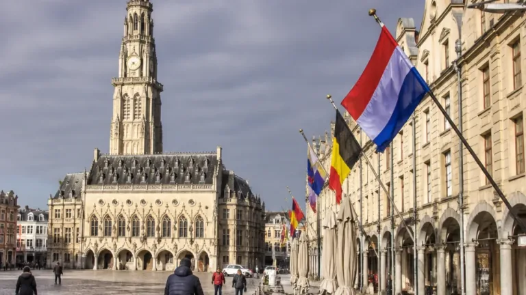 Arras : grisaille, vent du Nord et fraîcheur matinale ce dimanche