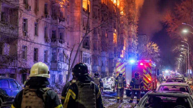 Attaques nocturnes en Ukraine : Zaporijjia visée, Zelensky accuse l'usage de missiles nord‑coréens