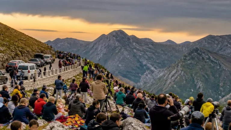 Au col d'Aubisque, l’éclipse a attiré la foule mais les nuages ont voilé la totalité