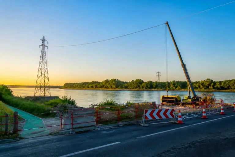 Au-dessus de la Loire, une ligne électrique reconstruite et la RD951 coupée le temps du levage