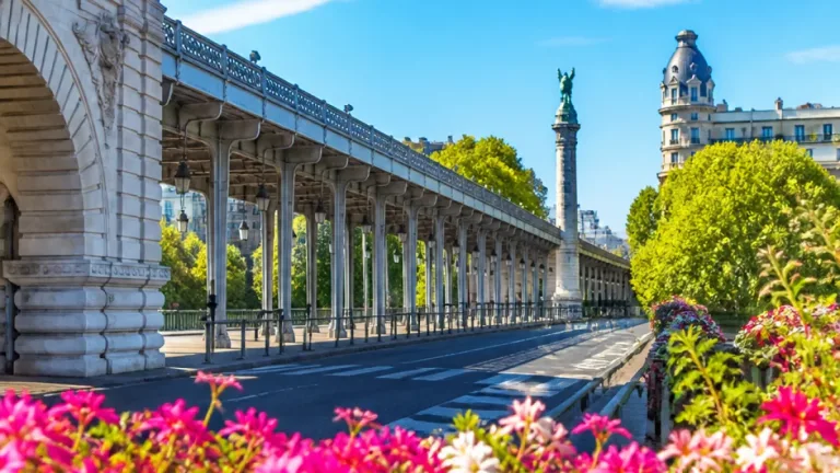 Au kilomètre 92, le Tour met en lumière les équipiers et le partenariat des Hauts-de-Seine