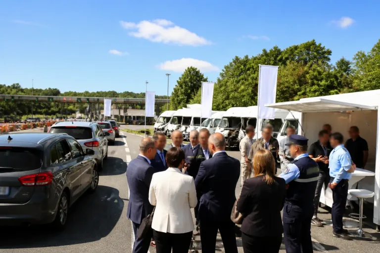 Au péage de Saint-Arnoult, la ministre alerte sur la hausse dramatique des morts sur la route