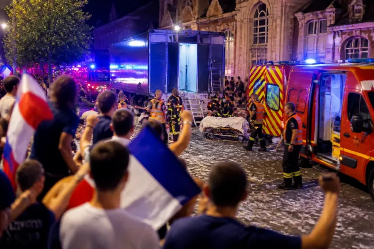 Aulnoye-Aymeries : une adolescente de 17 ans tuée après être tombée d’un camion lors des célébrations
