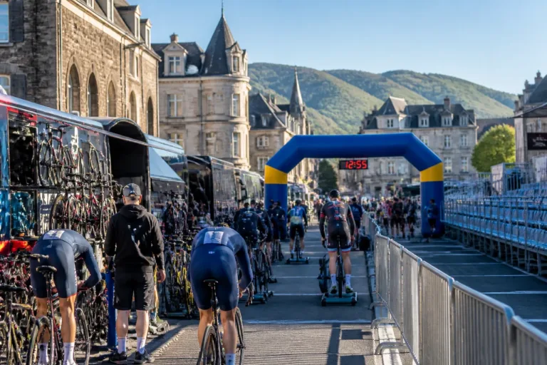 Aurillac au départ d'une grande étape du Tour vers le Lioran