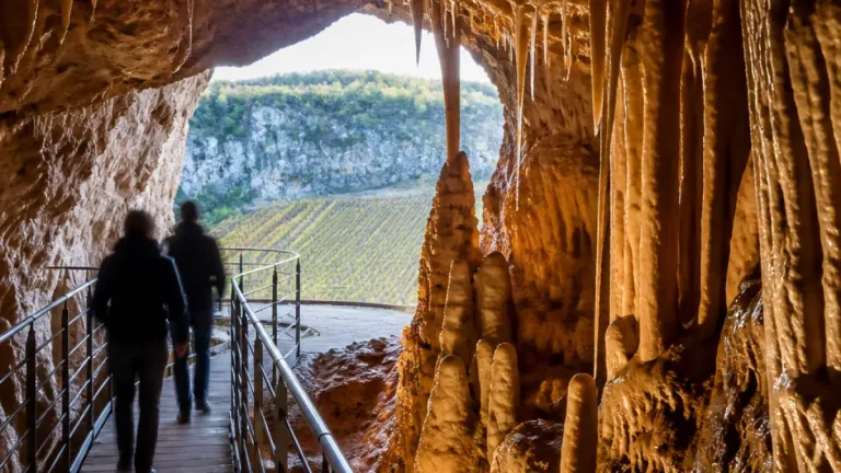 Aux Grottes du Cerdon, une balade fraîche et millénaire sous la falaise