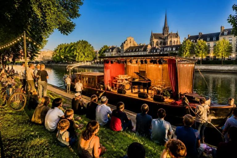 Auxerre : la Scène des Quais quitte le port pour trois escales le long du canal