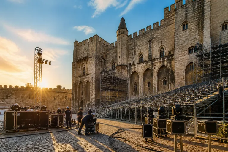 Avignon : dans les coulisses, le régisseur qui veille sur la Cour d'honneur