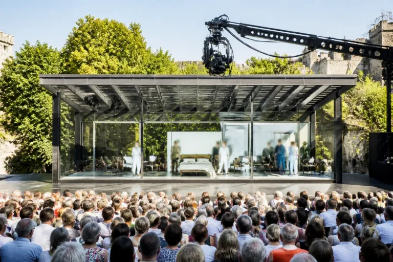 Avignon : « L’hors‑présence » de Tiphaine Raffier, un théâtre frontal sur la fin de vie