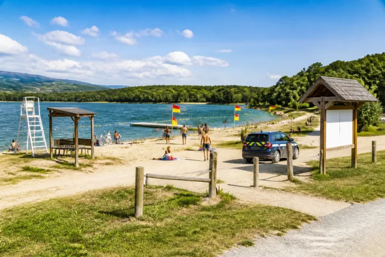 Baignade : la préfecture alerte et présente la surveillance au lac de Bours‑Bazet