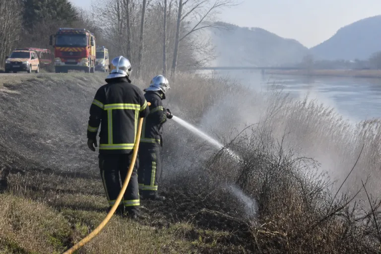 Beauchastel: feu de broussailles maîtrisé, dix personnes incommodées par les fumées