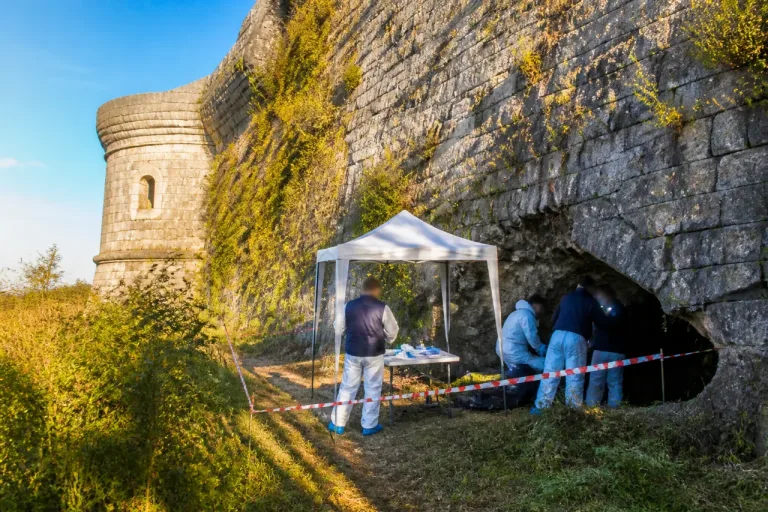 Besançon : un ancien comédien identifié après la découverte d’un corps momifié sous les remparts
