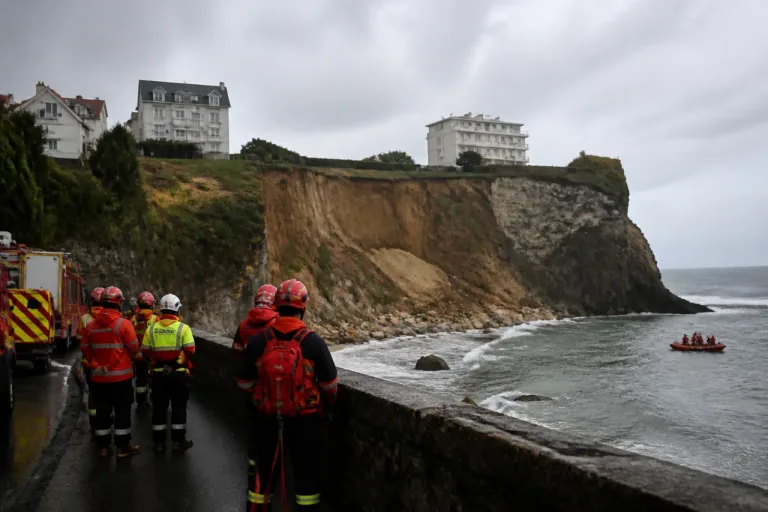Biarritz: fin des recherches après l’effondrement de falaise, une victime toujours portée disparue