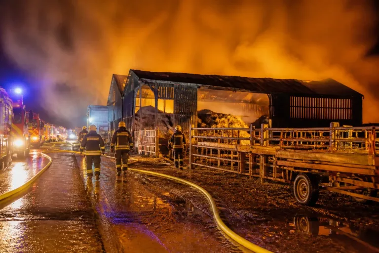 Blois : un hangar agricole détruit par les flammes à Monthou‑sur‑Bièvre