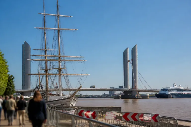 Bordeaux : le Belem coincé après un nouveau dysfonctionnement du pont Chaban-Delmas