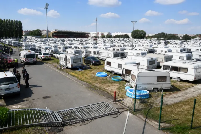 Bourg-en-Bresse : près de 200 caravanes installées illégalement au stade des Vennes