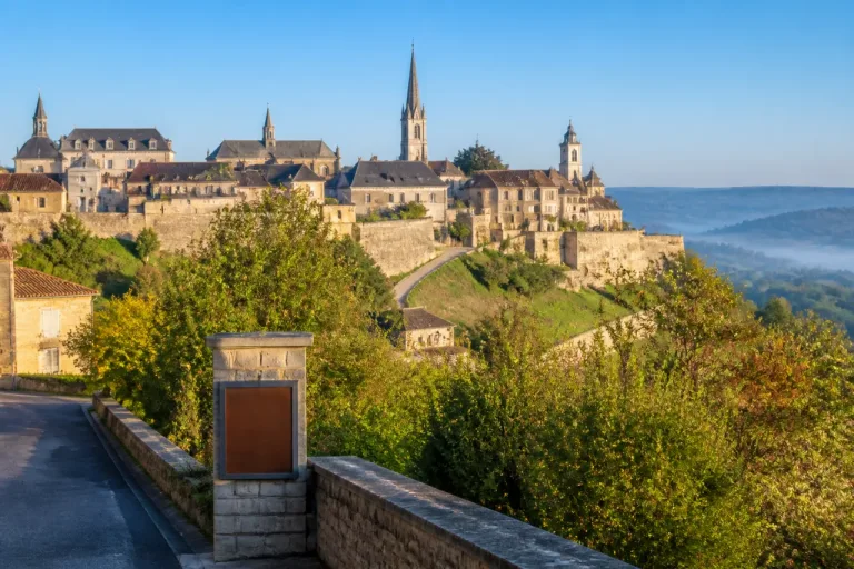 Bourmont, petite cité perchée au riche passé médiéval, séduit par son patrimoine