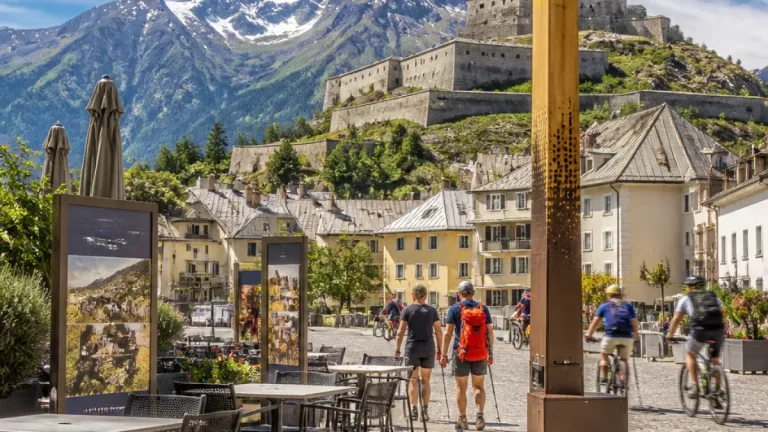 Briançon mise sur ses 1 326 m pour séduire touristes et stabiliser l'emploi local