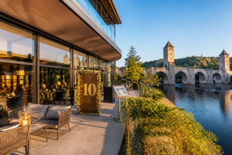 Cahors : l’Hôtel Divona célèbre 10 ans face au pont Valentré et renforce son ancrage