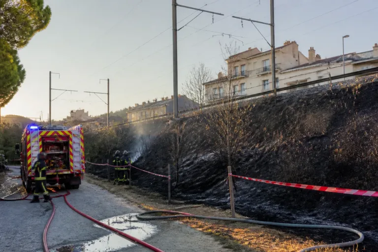 Cahors : un feu nocturne près de la voie ferrée, la piste volontaire privilégiée