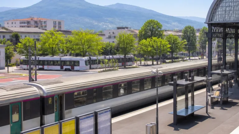 Canicule à Clermont‑Ferrand : trains annulés, réseaux adaptés et feu d’artifice reporté