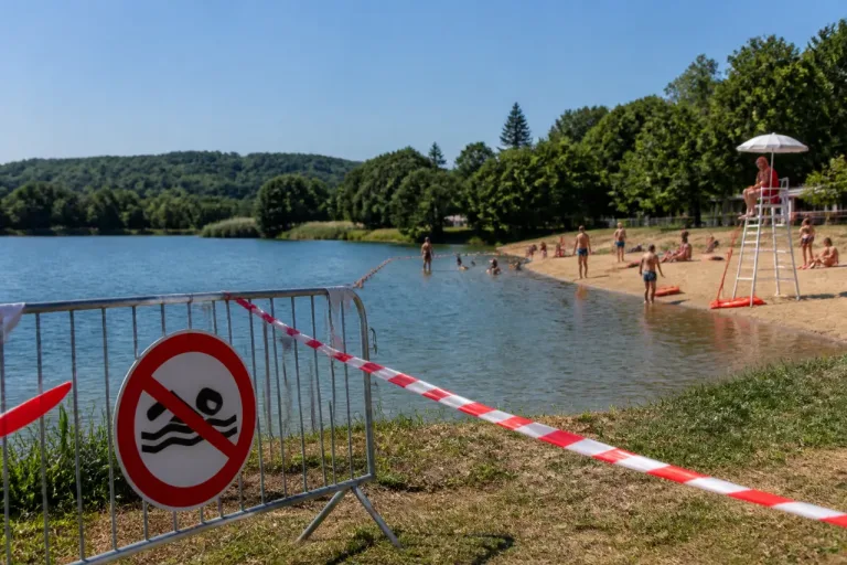 Canicule: baignades interdites à Bairon et aux Vieilles-Forges, seules zones surveillées ouvertes
