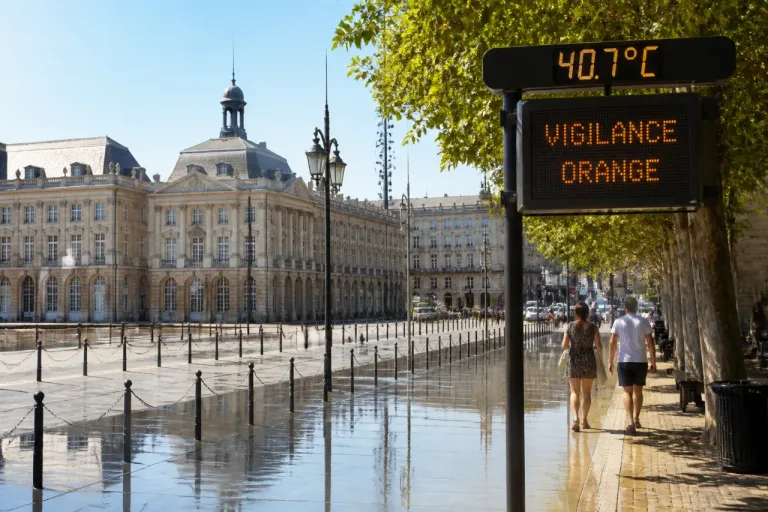 Canicule : Bordeaux en alerte après 40,7 °C, vigilance orange élargie à 67 départements