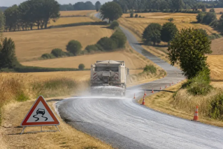 Canicule dans le Lot : des routes blanchies à la chaux pour préserver la circulation