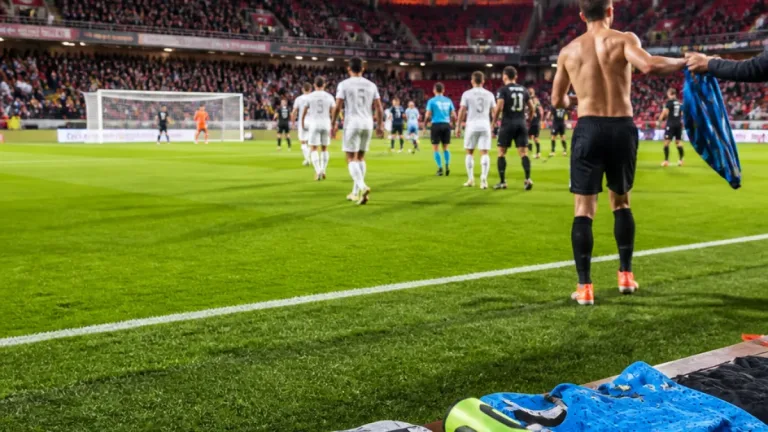Cannes reprend un point coupable après un match animé et un maillot prêté