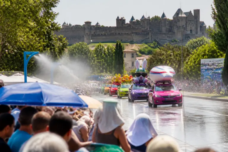 Carcassonne au départ : la 4e étape du Tour de France traversée par une chaleur écrasante