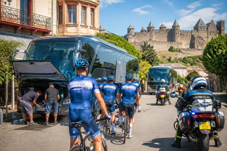 Carcassonne : Vingegaard et la Visma rallient le départ à vélo après une panne de climatisation
