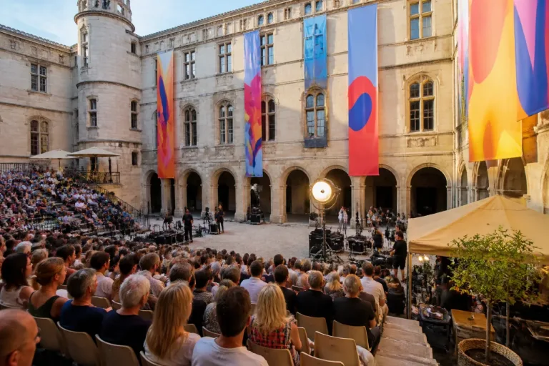 Catherine Pégard s'immerge au Festival d'Avignon pour l'ouverture des rendez‑vous théâtraux