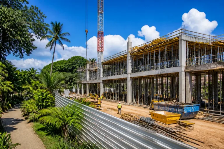Cayenne : la nouvelle cité judiciaire se construit face au Jardin botanique
