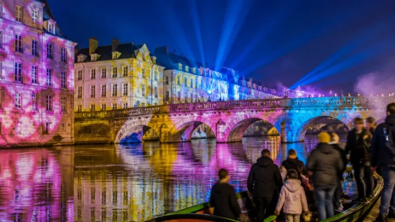 Châlons-en-Champagne : balades nocturnes en barque pour (re)découvrir la ville