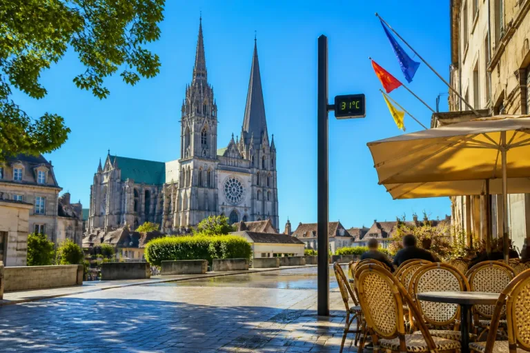 Chartres : forte chaleur attendue dimanche avec vent modéré et ciel dégagé