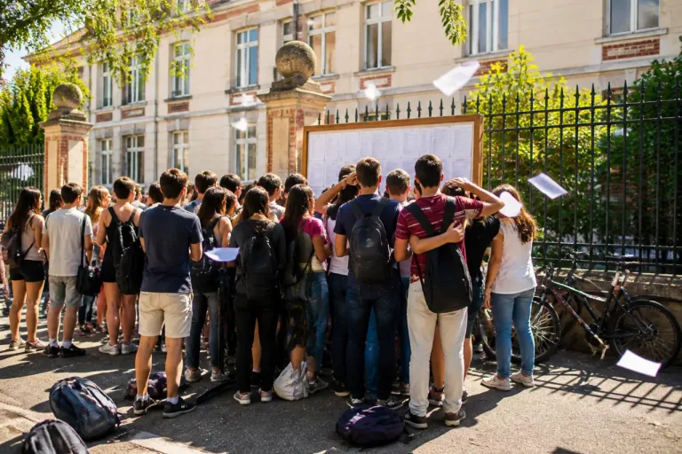 Châteauroux : les lycéens attendent et célèbrent les résultats du baccalauréat