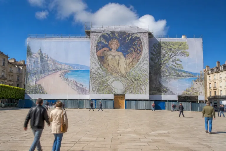 Chaumont : la façade de l'hôtel de ville recouverte d'affiches décoratives pendant les travaux