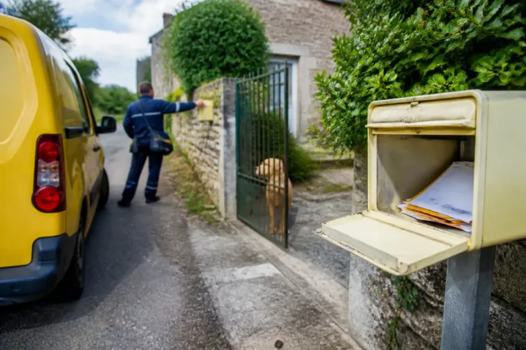 Cinq facteurs mordus en 2026 : La Poste lance une campagne de prévention en Creuse