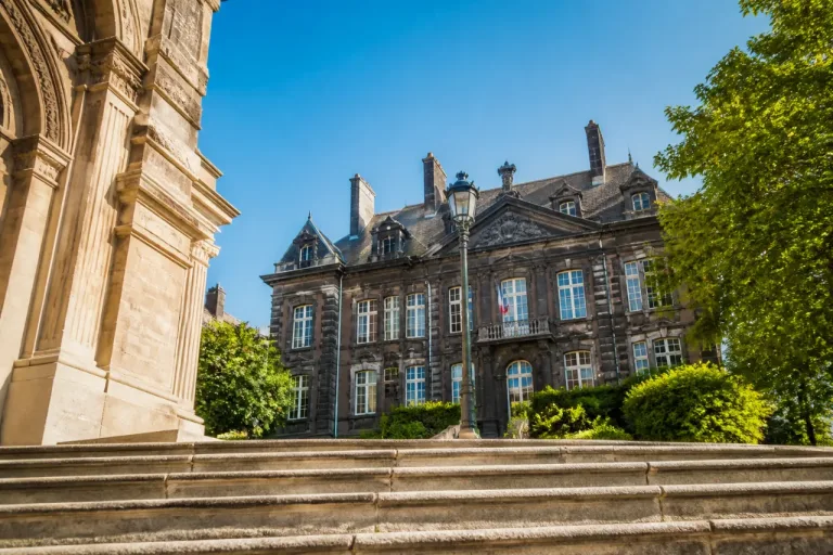Clermont-Ferrand : la justice stoppe provisoirement le couperet sur les temps de parole